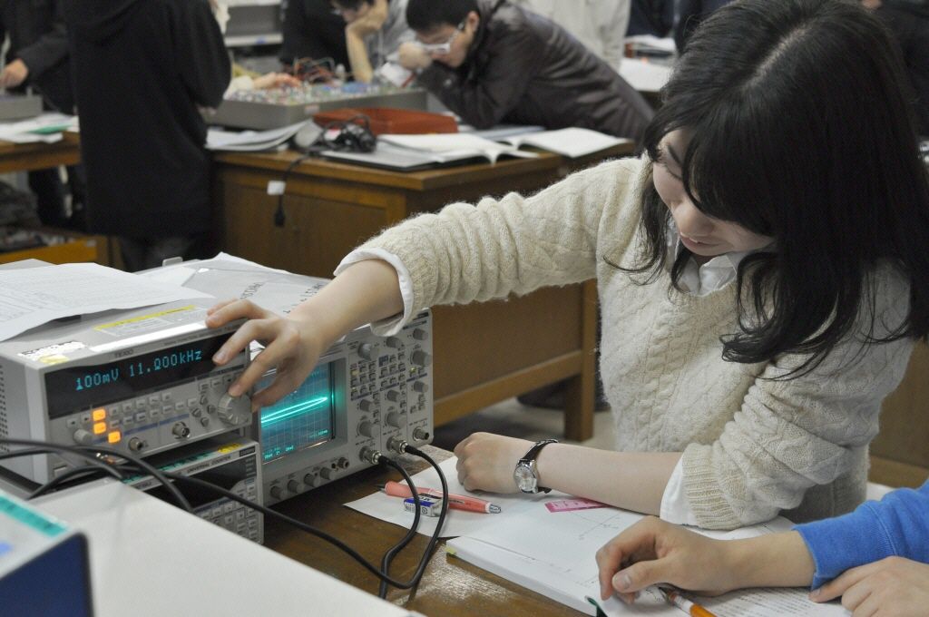 電子情報工学実験IIの様子