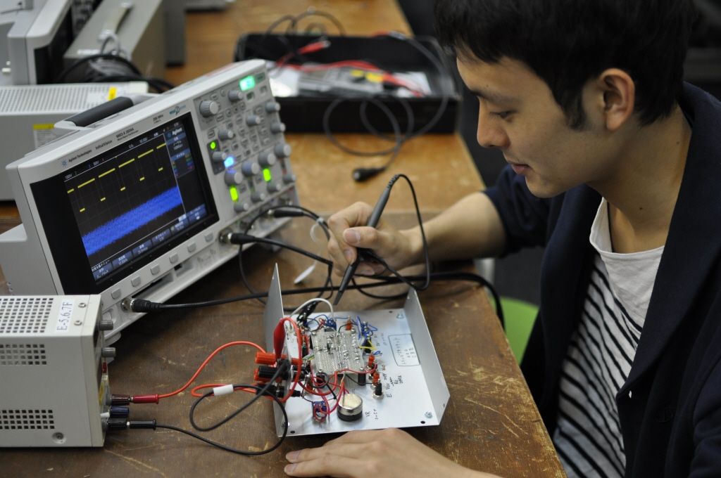 電子工学実験IIIでの回路の測定の様子です