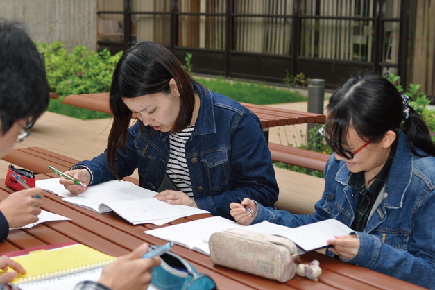 図書館内テラスで友達と勉強中